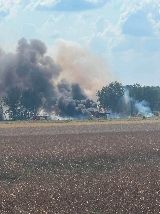 Pożar w Kaznowie. Paliło się zboże na pniu, spłonął też kombajn