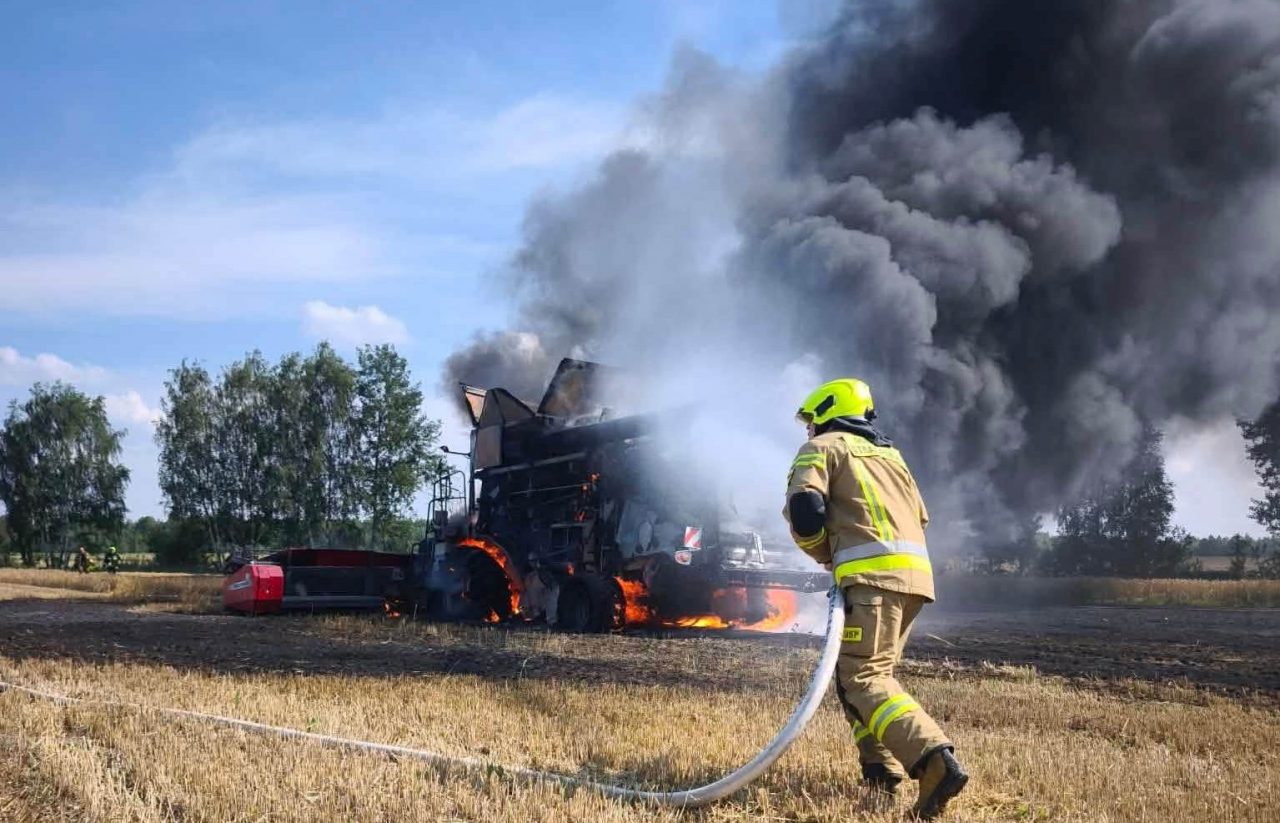 Pożar w Kaznowie. Paliło się zboże na pniu, spłonął też kombajn