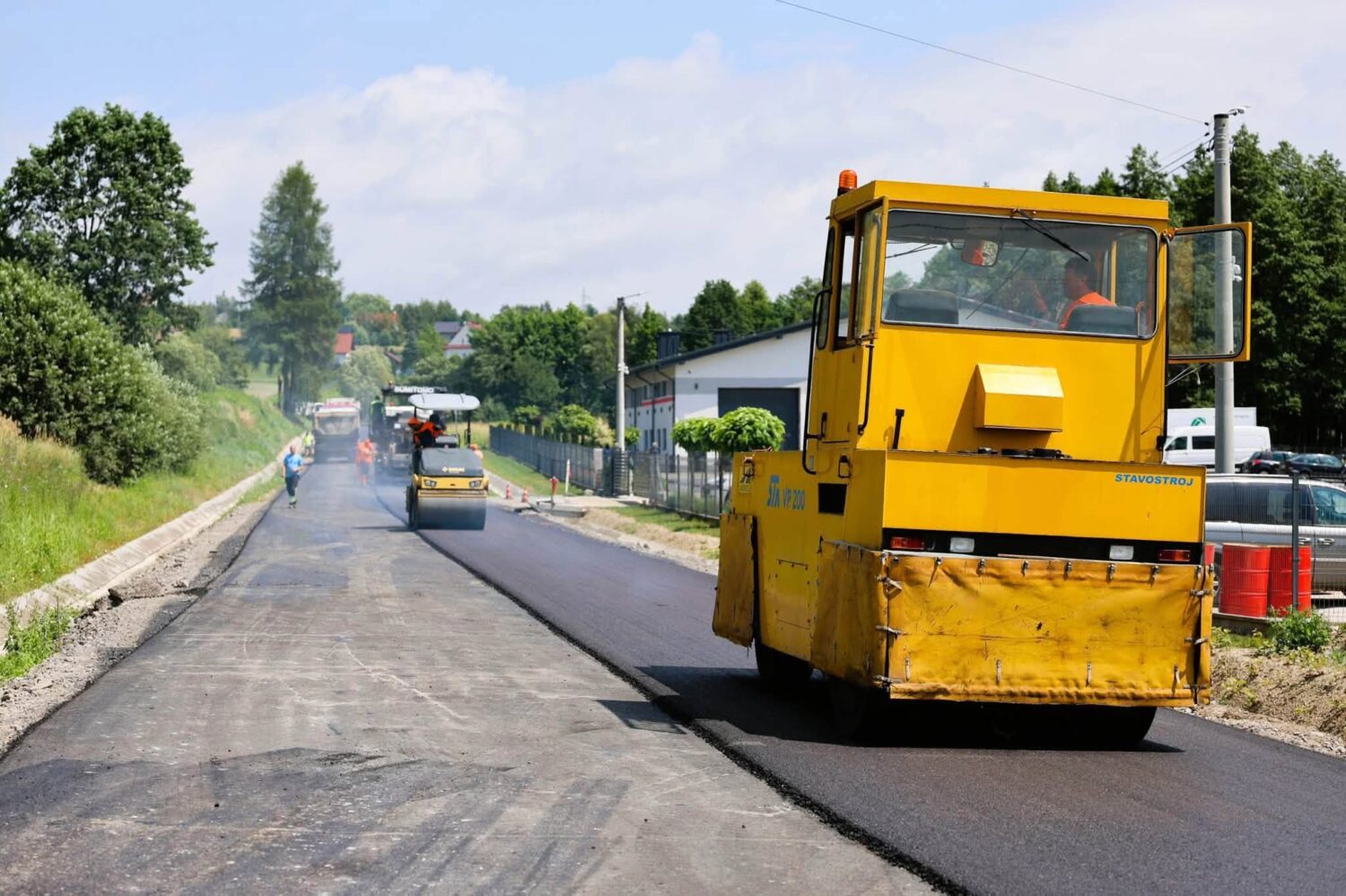 Prace na drodze Byszyce–Gorzków postępują. Ułożono pierwszą warstwę asfaltu