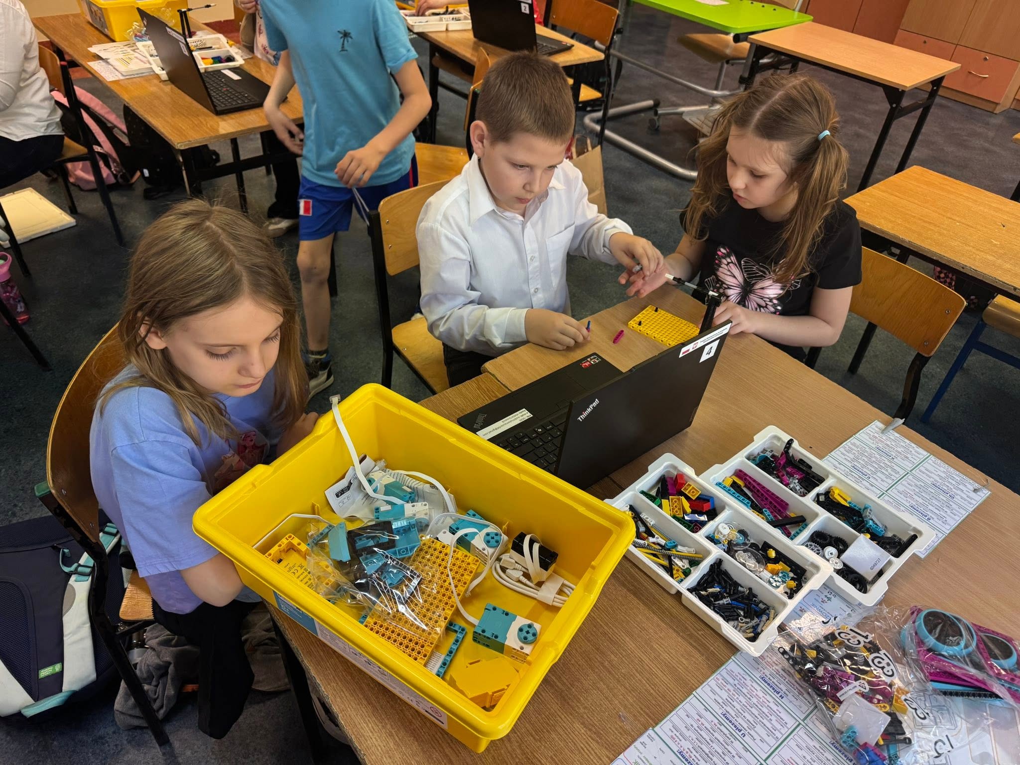 „Pracownia Kompetencji Jutra” w Smólniku – nowoczesna edukacja, technologia i współpraca międzypokoleniowa