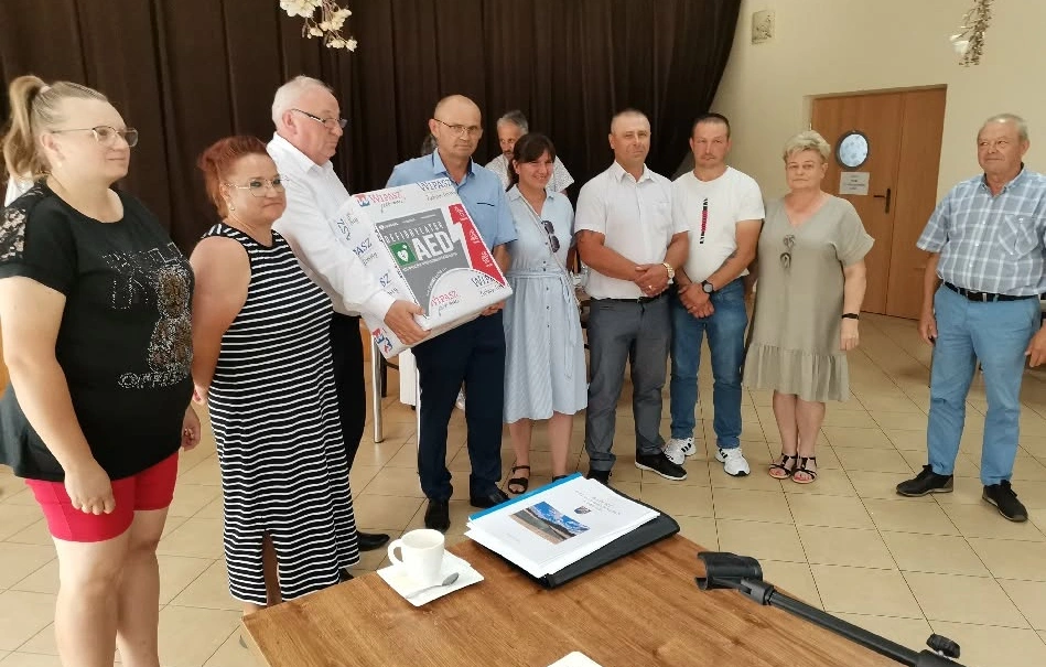 Pracownicy firmy Wipasz przekazali gminie defibrylator