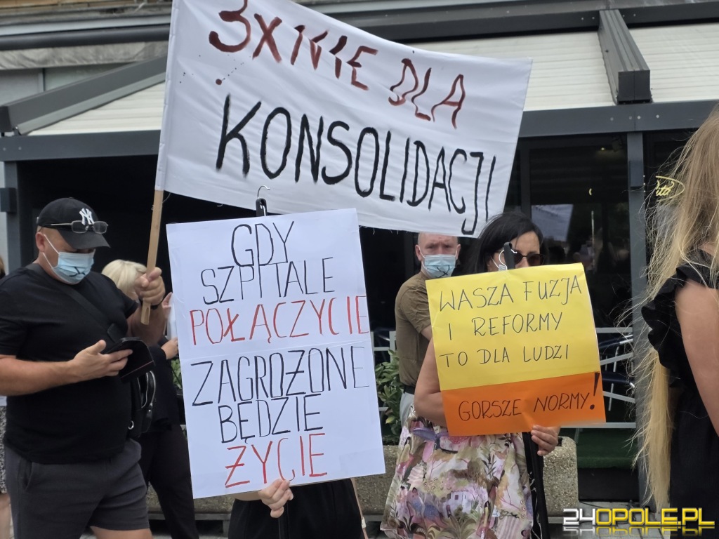 Pracownicy trzech szpitali milcząco zaprotestowali przeciw konsolidacji