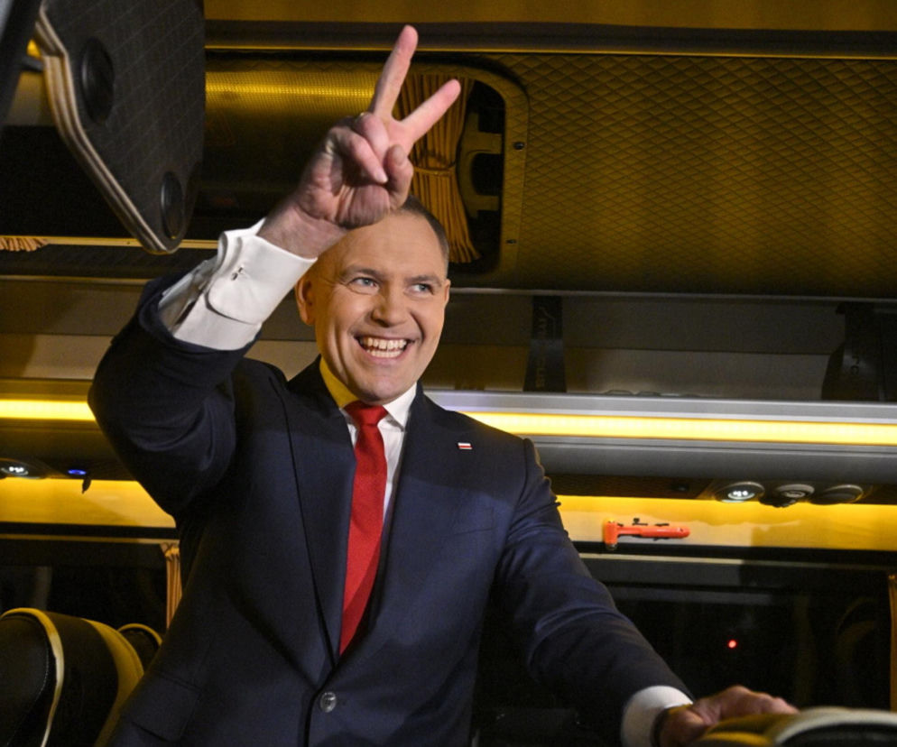 Uśmiechnięty prezydent Karol Nawrocki pokazuje znak zwycięstwa. O wetu ustawy o statusie osoby najbliższej czytaj w Radioplus.
