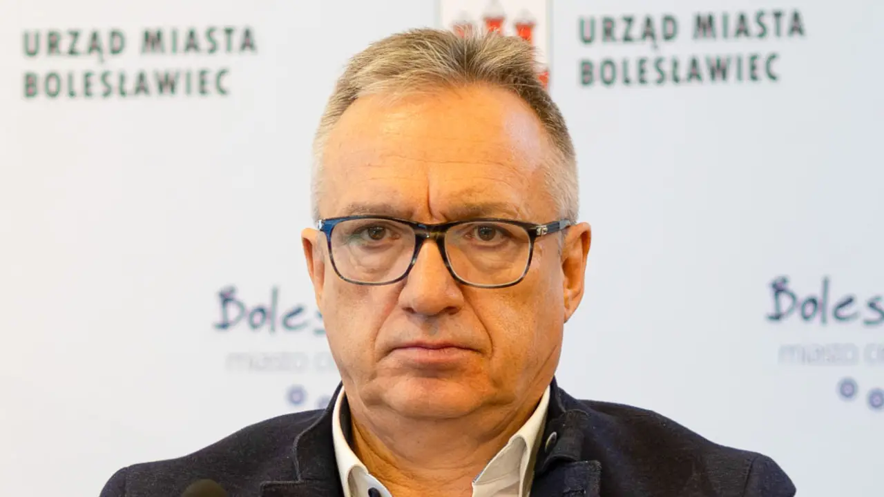 Prezydentowi odjechał peron. Straszy „komunistami”, a potem milczy