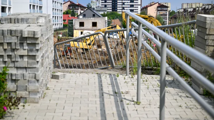 Zapadnięta pochylnia przy budowie nowej inwestycji na Górce Narodowej