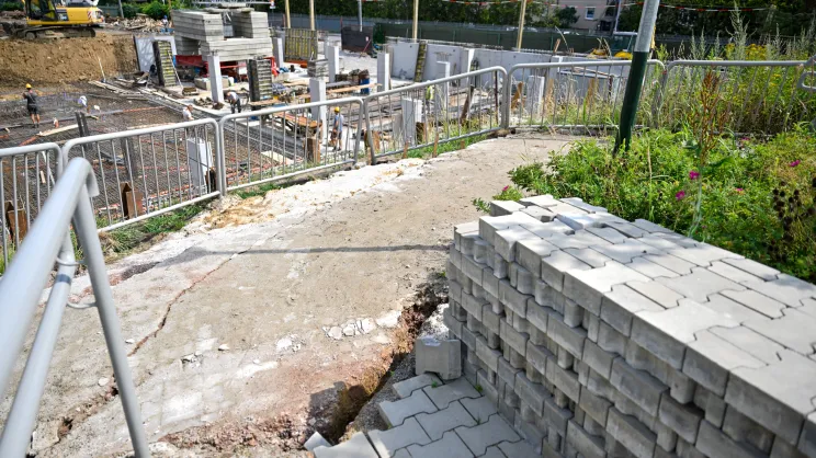 Zapadnięta pochylnia przy budowie nowej inwestycji na Górce Narodowej