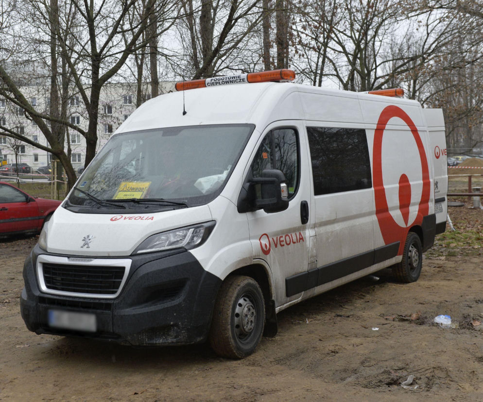 Biała furgonetka pogotowia ciepłowniczego Veolia. O przerwach w dostawie ciepłej wody w Warszawie dowiesz się z Radioplus.