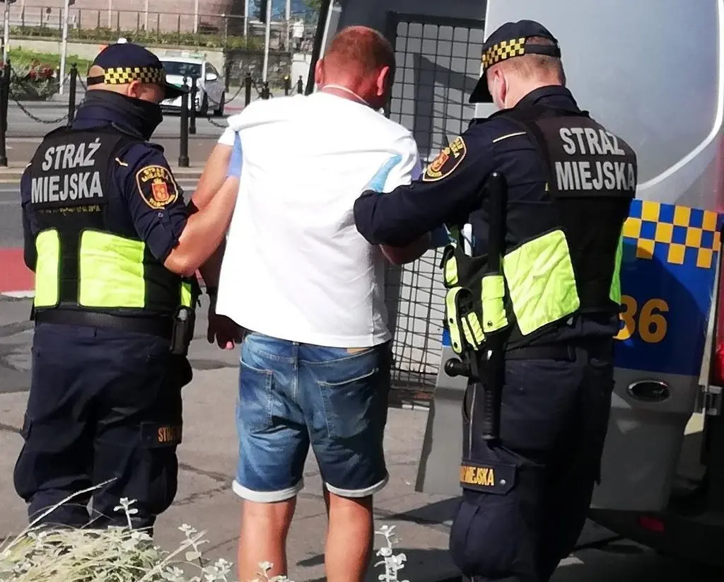 Mężczyzna był poszukiwany, wpadł na Pradze