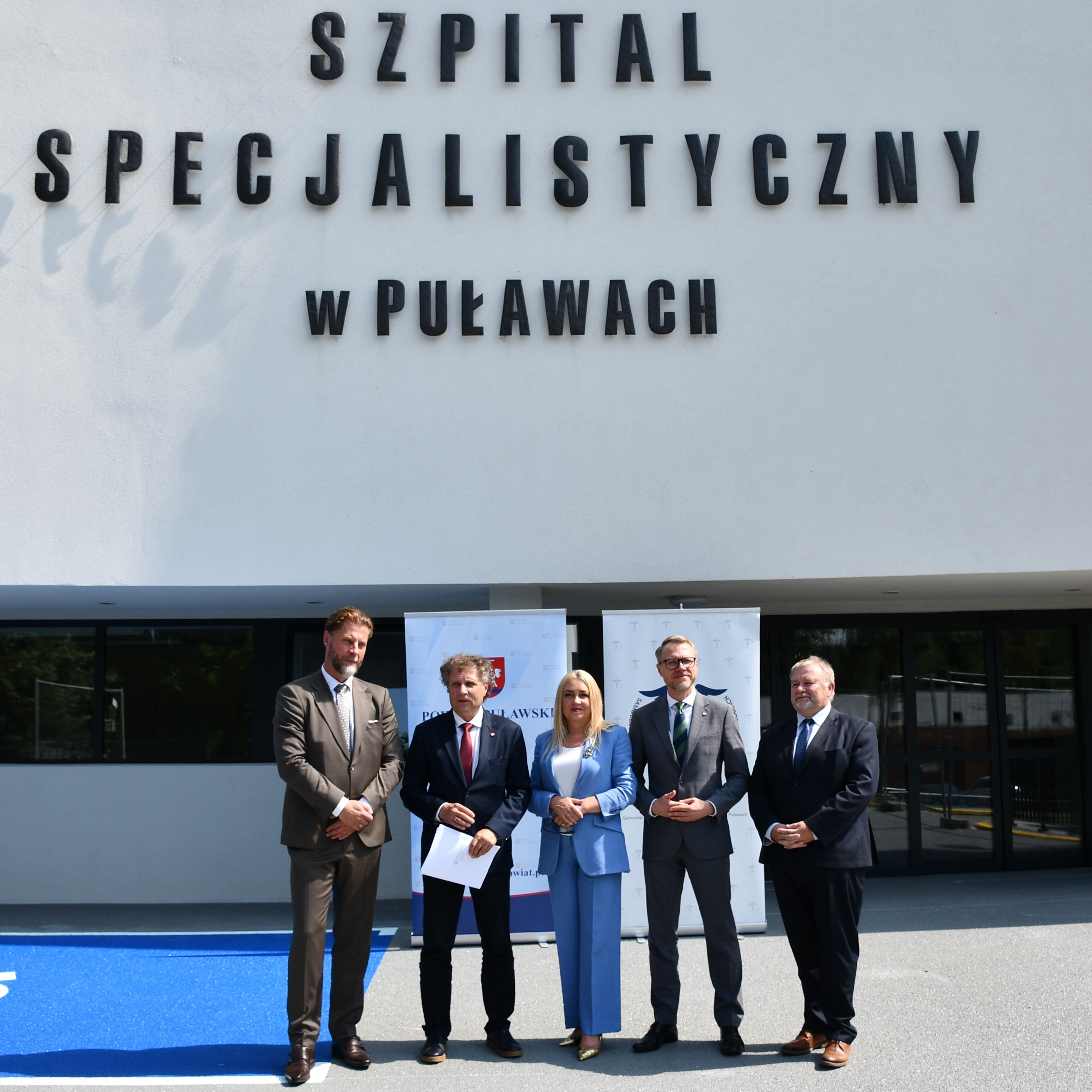 Ludzie przed wejściem głównym do budynku puławskiego szpitala