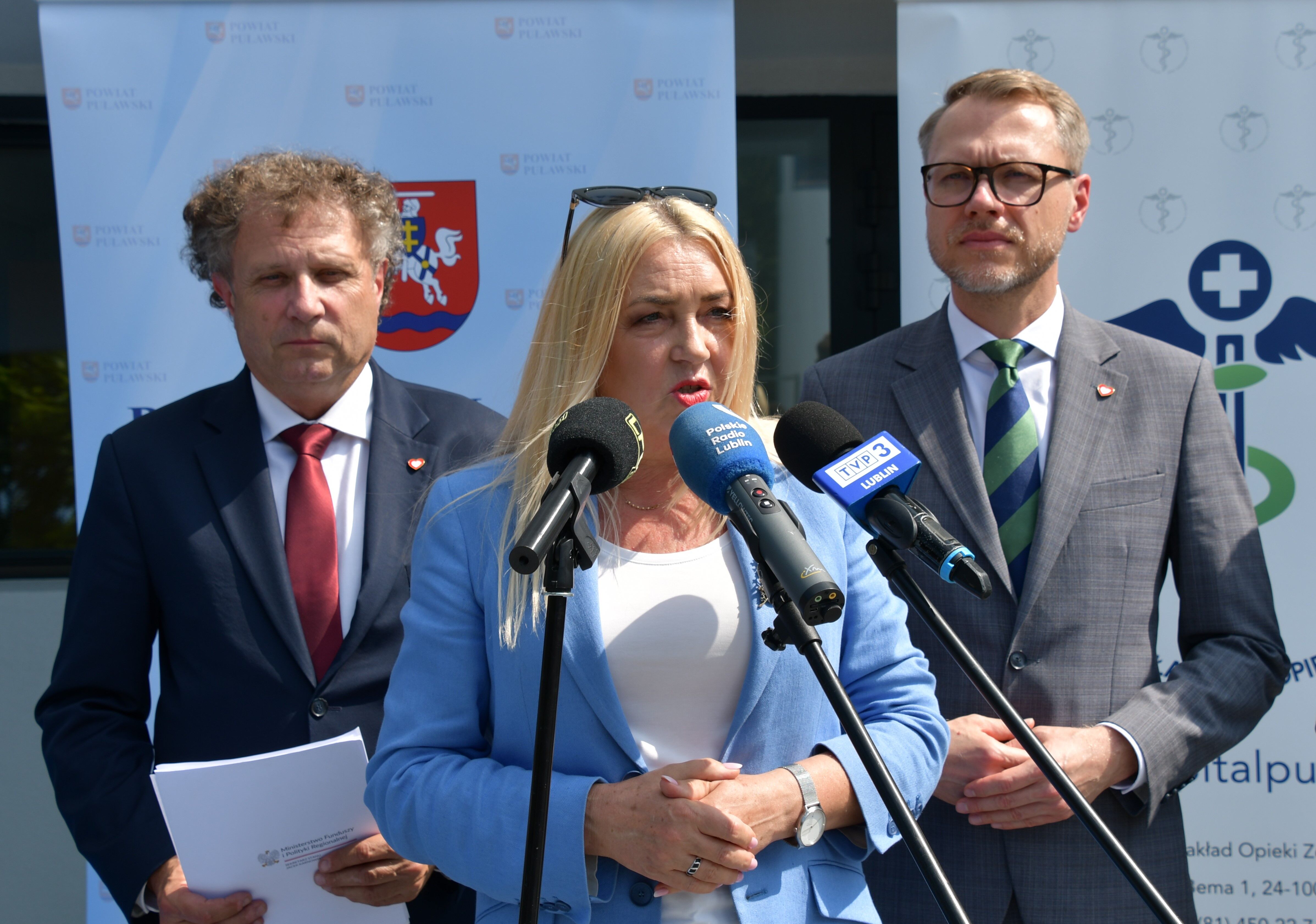 Konferencja prasowa przed szpitalem w Puławach