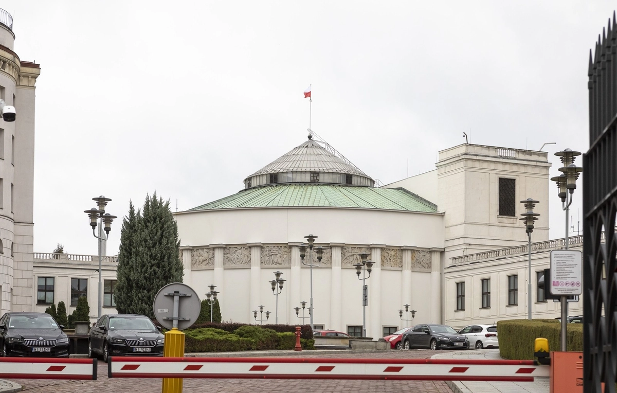 Prokuratura chce uchylenia immunitetów trojga posłów. Wnioski trafiły do Sejmu