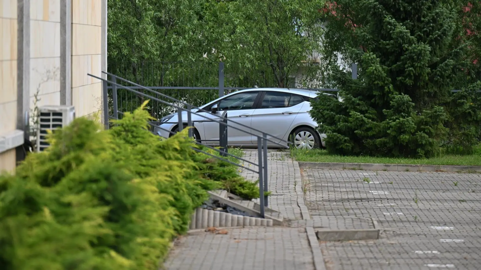 Prokuratura: proboszcz uderzył siekierą i podpalił bezdomnego. Akt oskarżenia