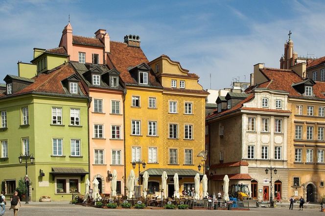 Kolorowe kamienice na warszawskiej Starówce w słoneczny dzień. O programie 73. urodzin dzielnicy przeczytasz w Radioplus.
