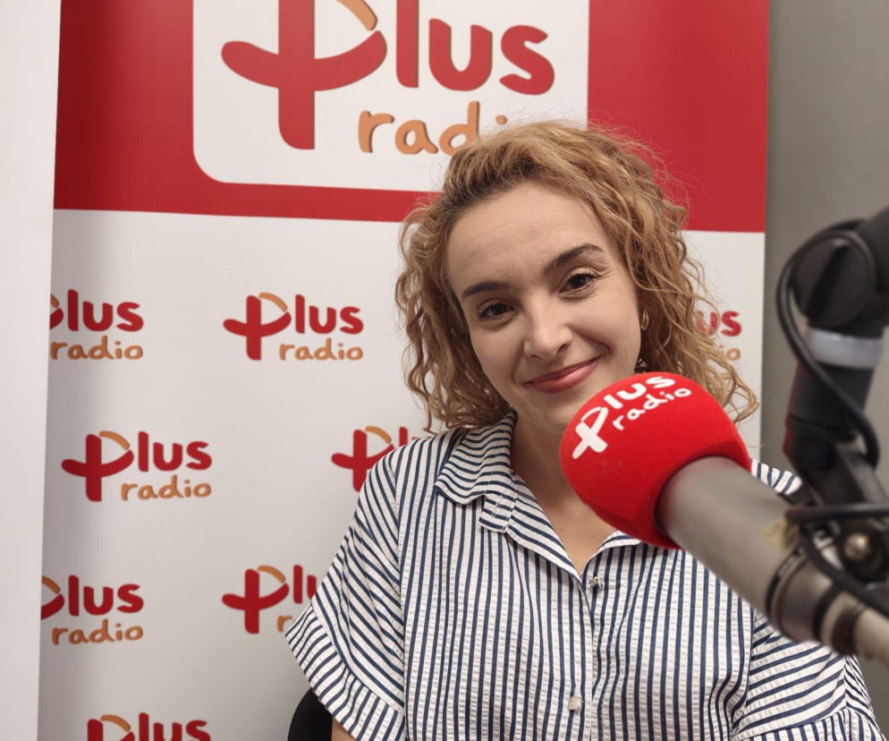 Uśmiechnięta kobieta w studiu przed mikrofonem. O warsztatach muzycznych w Zielonej Górze posłuchasz w Radioplus.