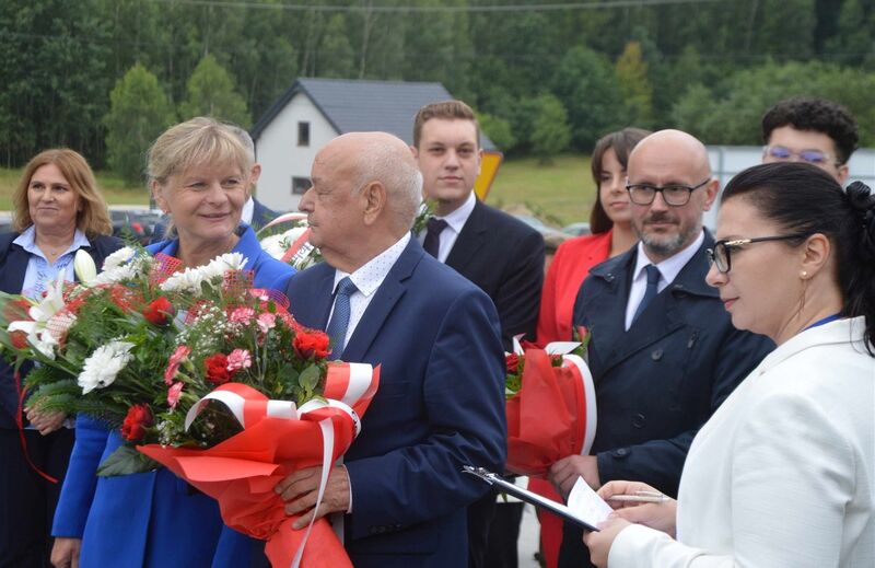 przedstawiciele samorządu powiatowego składają hołd ofiarom Pacyfikacji Michnoiowa