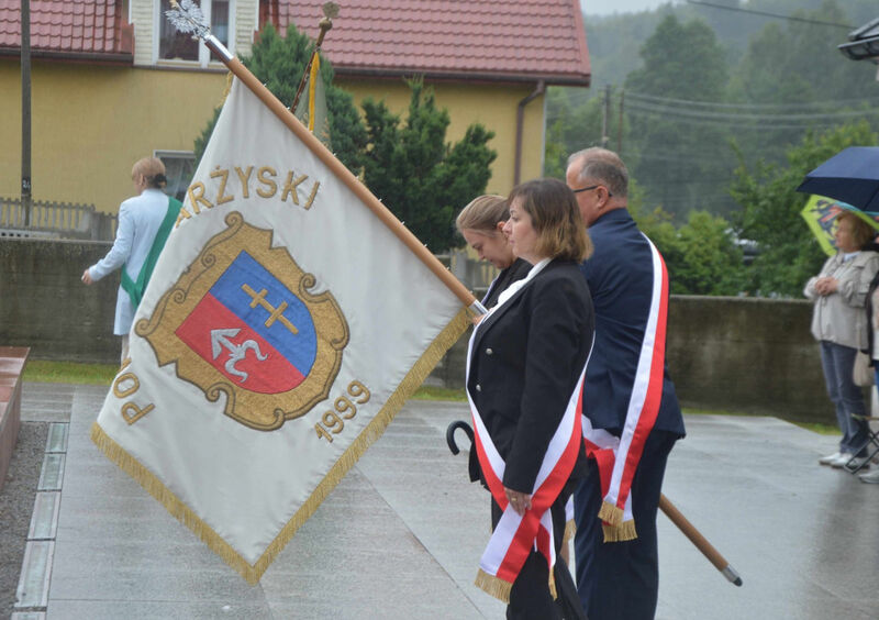 poczet sztandarowy powiatu skarżyskiego podczas 83. rocznicy Pacyfikacji Michnoiowa
