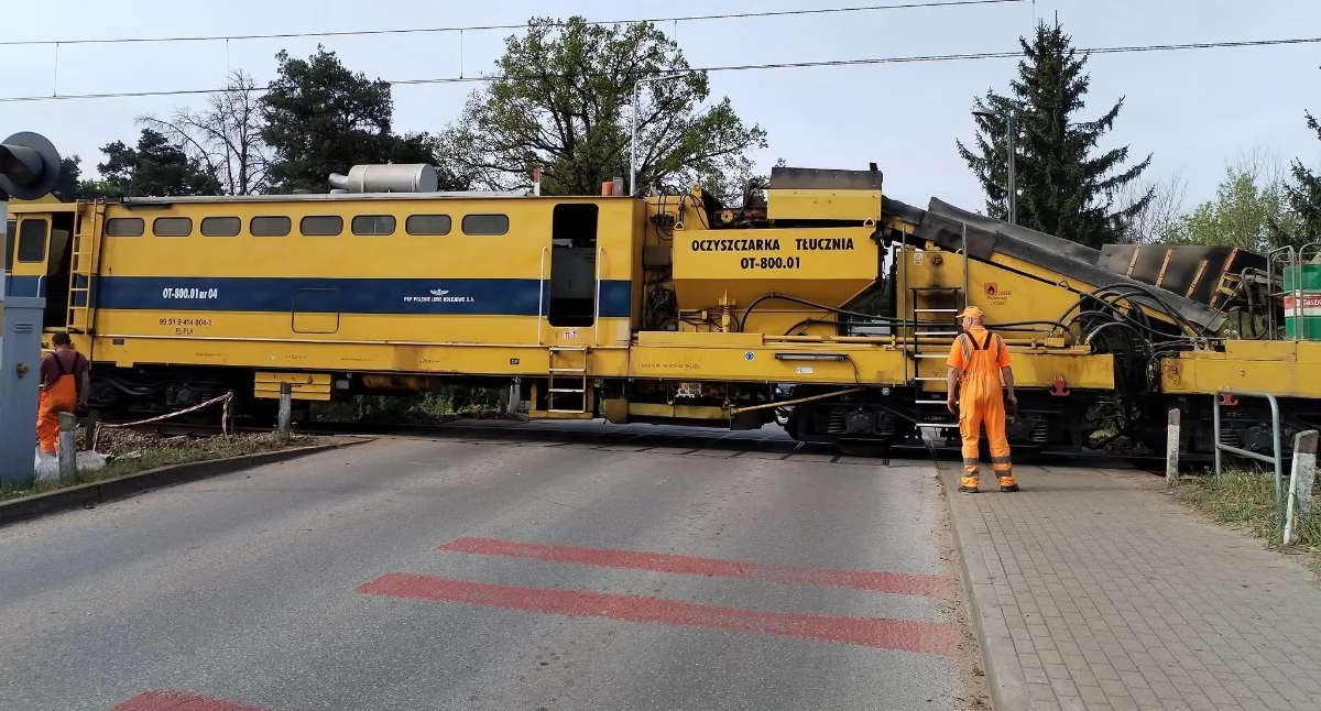 Przejazd kolejowy w Rybienku Leśnym zostanie zamknięty. Kierowców czekają trzy dni utrudnień