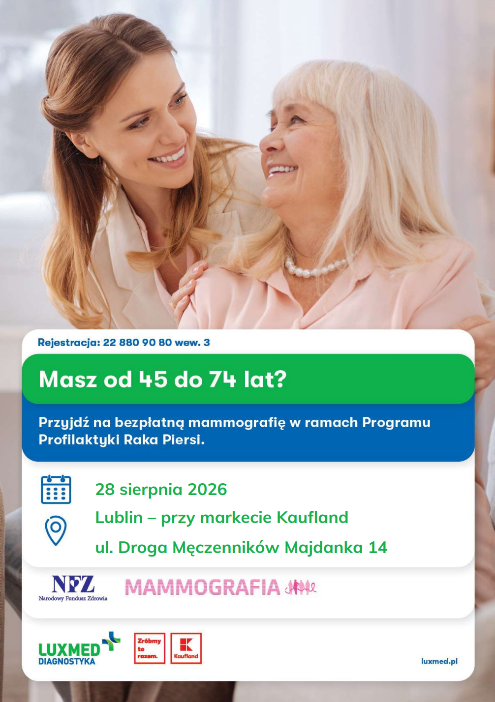 Na zdjęciu starsza kobieta z młodszą kobietą, siedzą razem na kanapie. U dołu informacje o bezpłatnej mammografii w Lublinie dla kobiet od 45 do 74 lat, organizowanej przez Lux Med Diagnostyka.