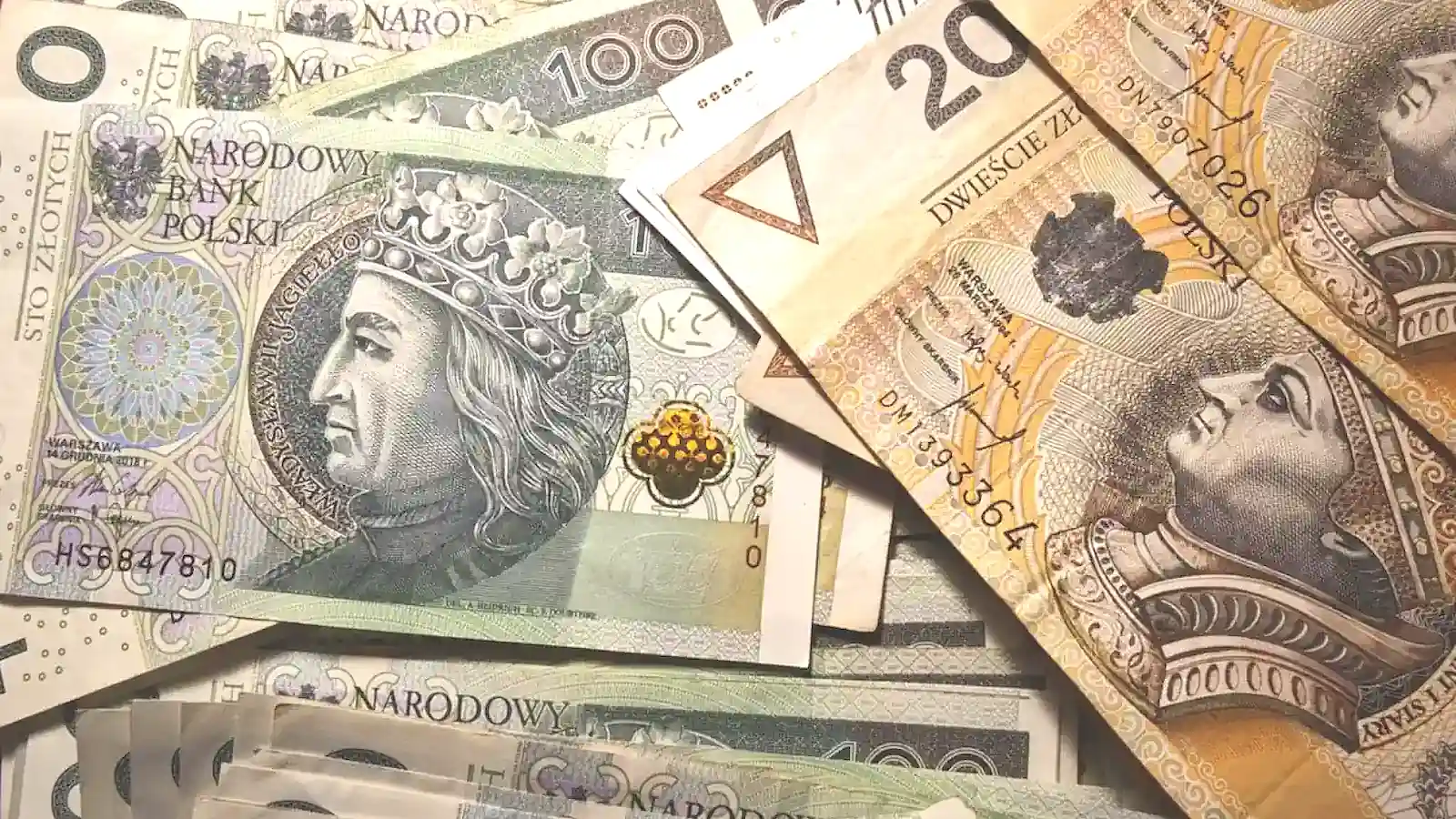 Stos banknotów na biurku | Zdjęcie poglądowe. Fot. Warszawa w Pigułce.