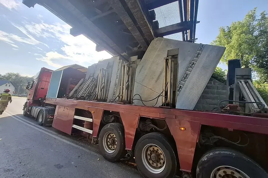 Przełom na linii nr 117 w Kleczy Dolnej. Kiedy wrócą połączenia kolejowe po kolizji ciężarówki?