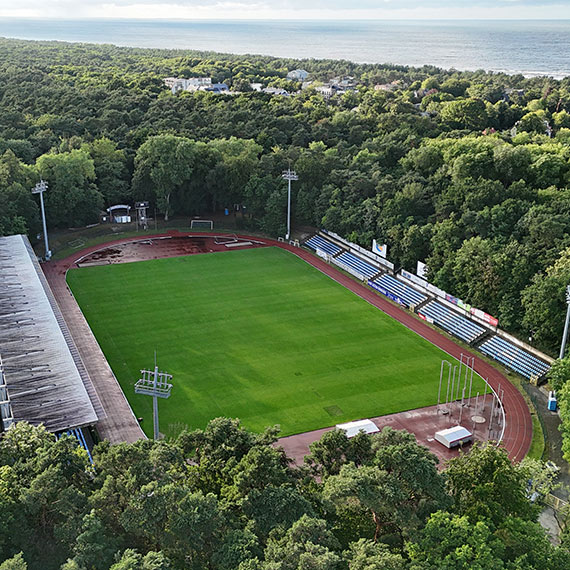Przerwa od meczów, ale nie od pracy. Zadbano o murawę stadionu