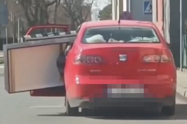 Przewoziła kanapę osobówką. Nagranie trafiło do policji