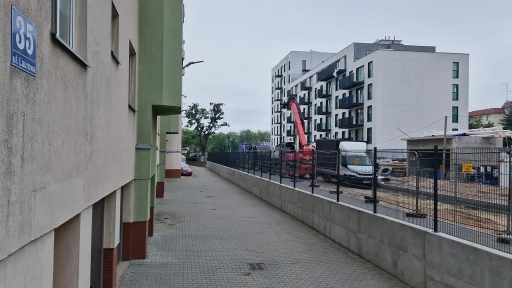 Mieszkańcy Laurowej narzekają na brak dojazdu do swoich bloków