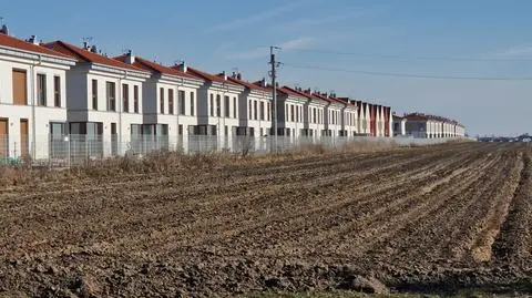 60 domów w jednym szeregu. Na sprzedaż został już tylko jeden
