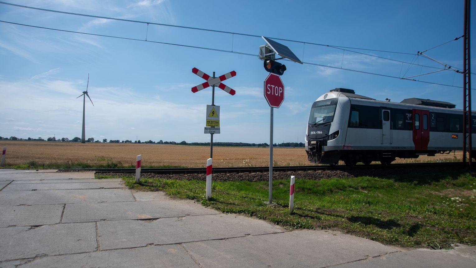 Przy przejazdach kolejowych na Pomorzu staną inteligentne znaki. Ma być bezpieczniej