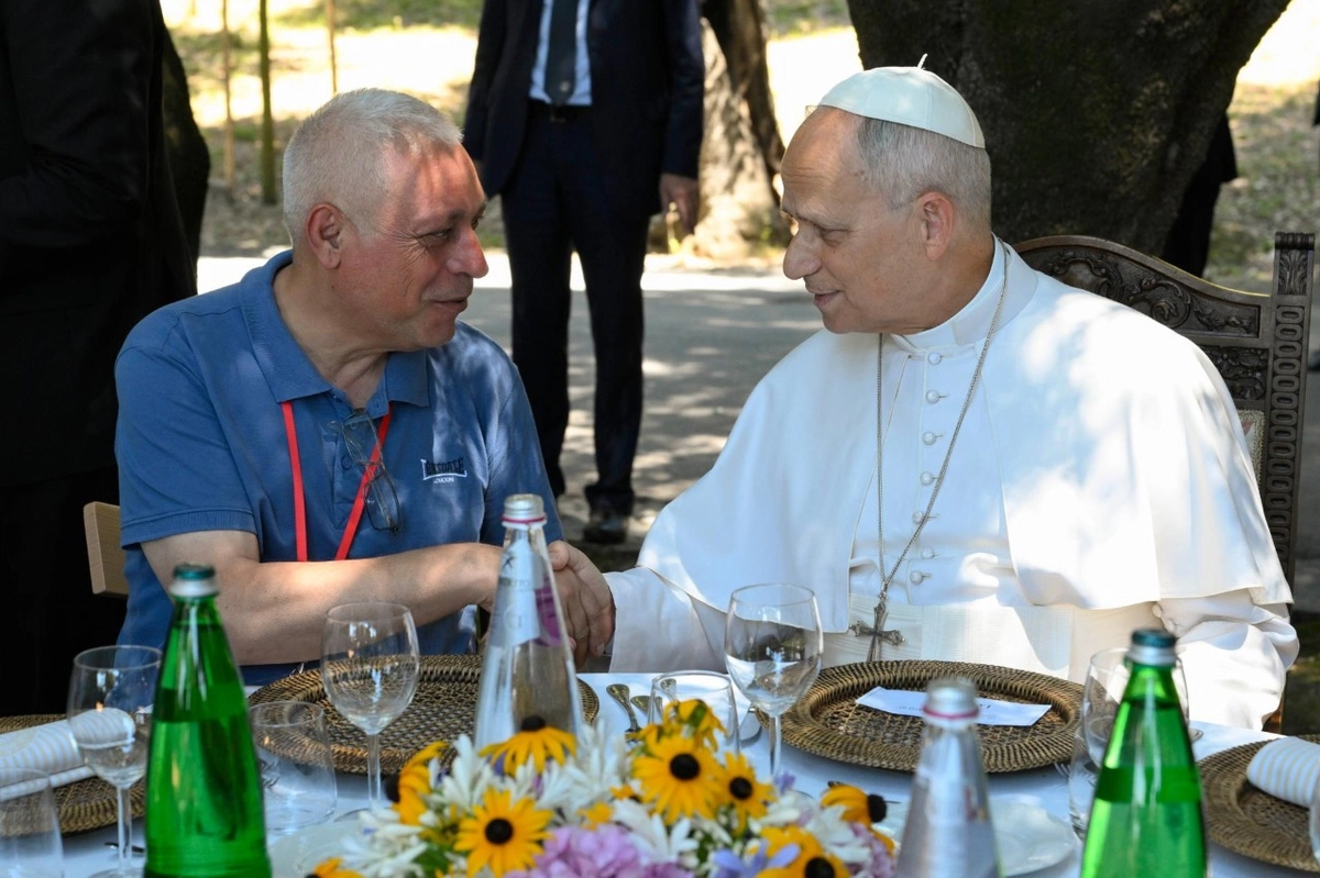 Przy stole z Leonem XIV. Dzień, który przywraca godność