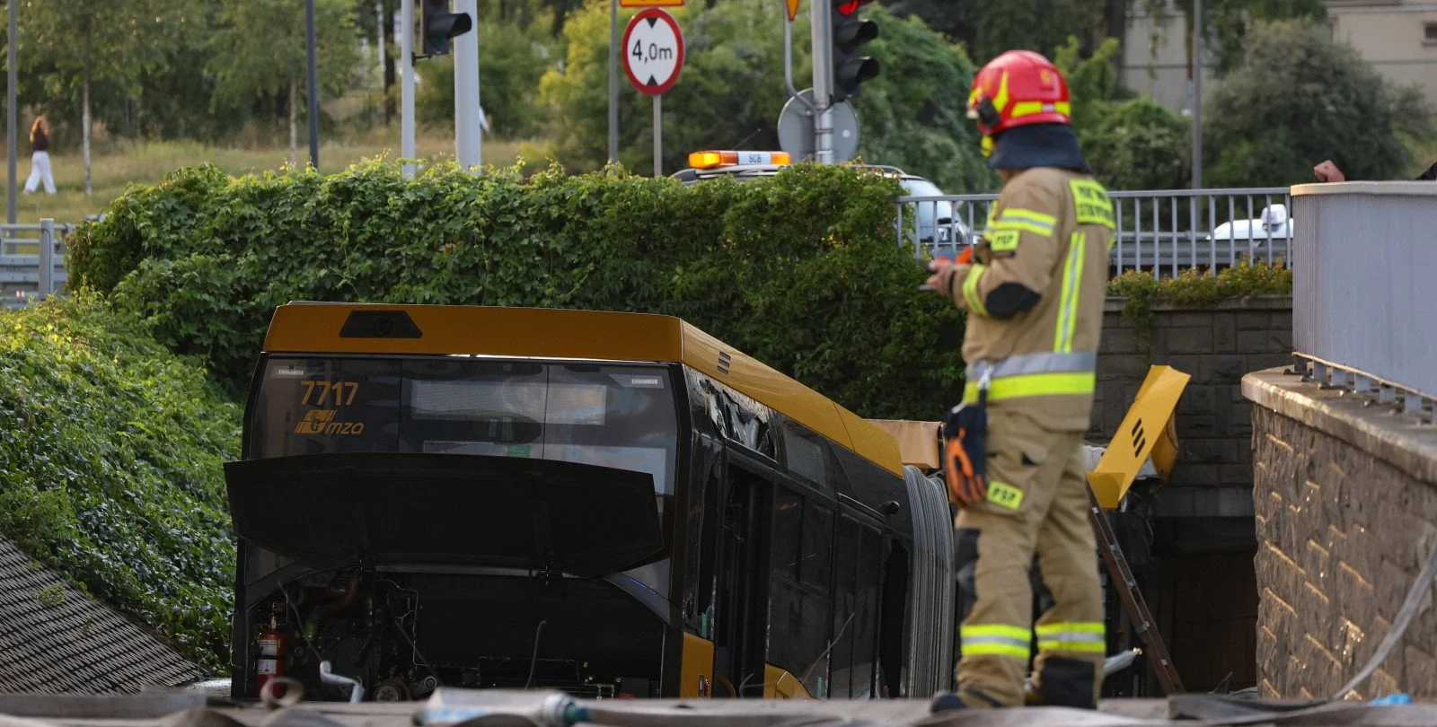 Przyczyny wypadku autobusu w Warszawie. Są informacje o kierowcy. "Bardzo doświadczony"