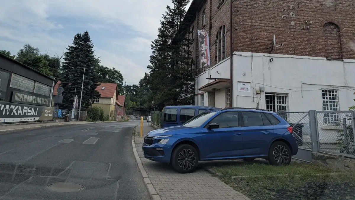 Przykłady niewłaściwego parkowania