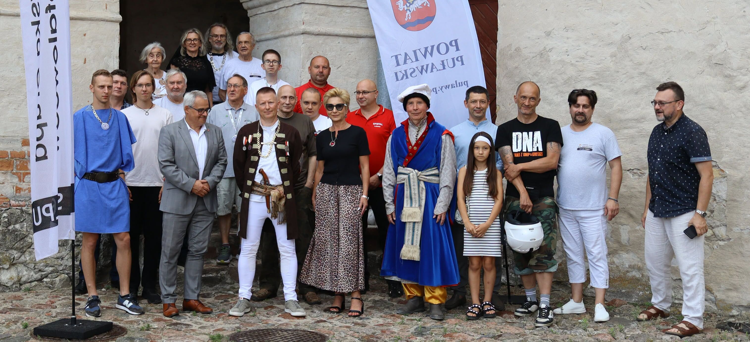 Puławska Grupa Krótkofalowców przed Zamkiem w Janowcu