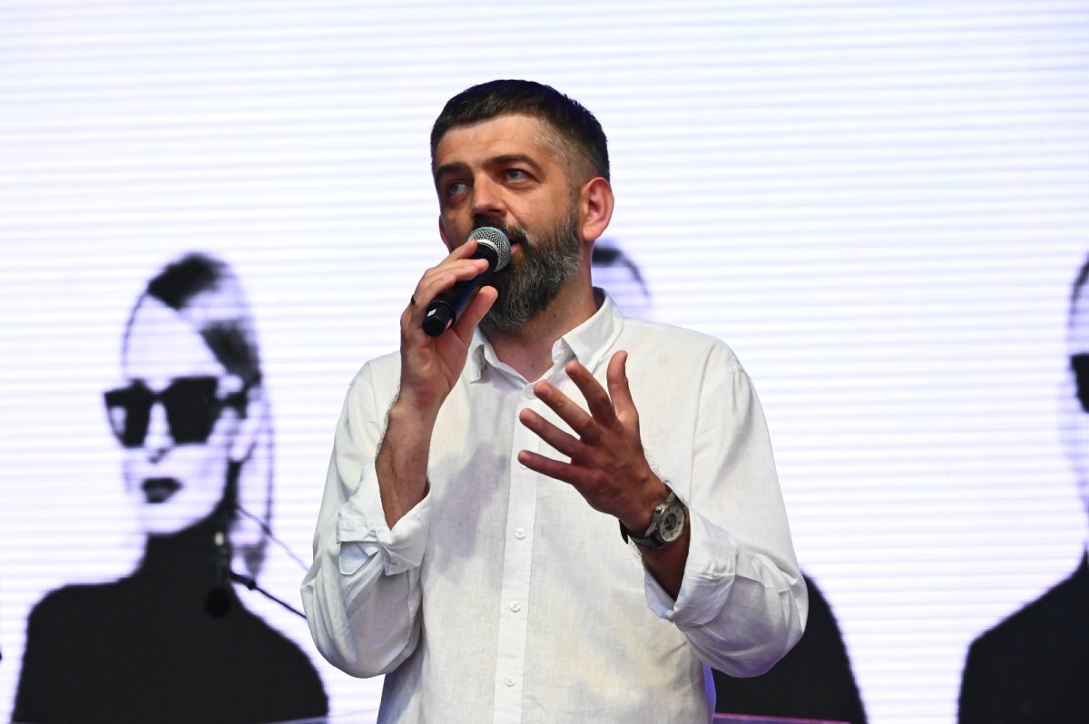 Rada Miejska w Mogilnie udzieliła absolutorium burmistrzowi Karolowi Nawrotowi za 2025 rok