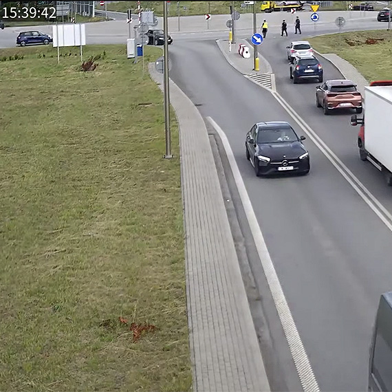 Radiowóz na lawecie przy wyjeździe z tunelu. Nietypowa sytuacja zwróciła uwagę kierowców