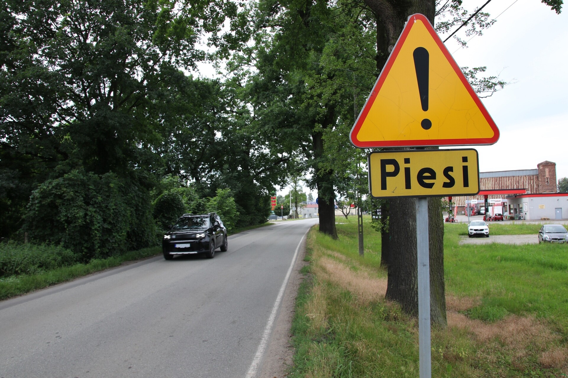 Radny chce „zebry”, powiat proponuje pobocza. Spór o przejście dla pieszych w Mnichu