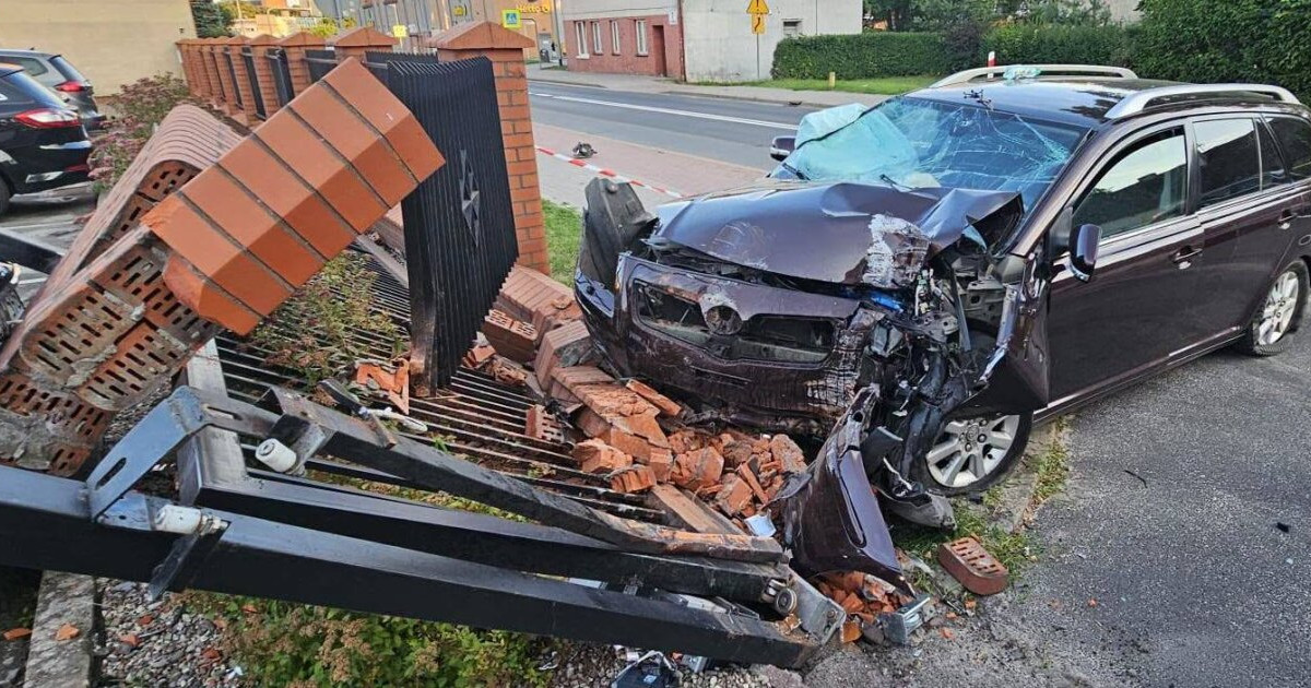 Rajd 25-latka w Człuchowie. Kolumbijczyk bez uprawnień skasował płot i auto pod ko