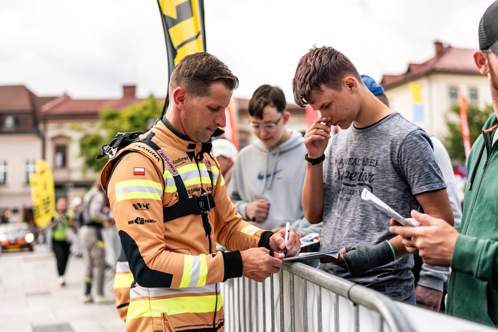 Na zdjęciu Marcin Górny rozdaje autografy