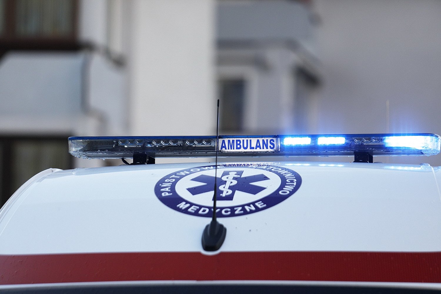Ratownicy z karetek założą kamizelki ochronne