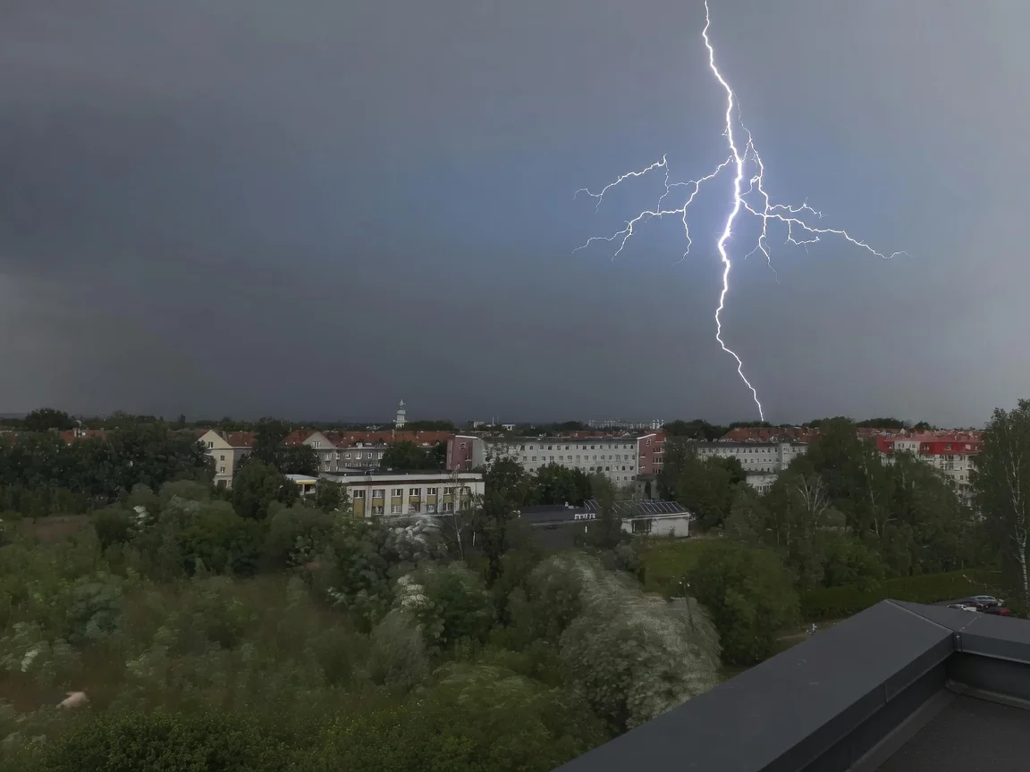 RCB wysłał alert dla województwa śląskiego. Burze, grad i przerwy w prądzie
