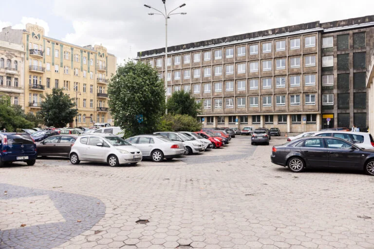 Read article: Drzewa i ławki w miejsce parkingu. Plac 4 Czerwca czeka rewolucja