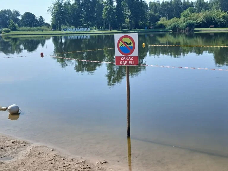 Read article: Kolejne zamknięte kąpielisko w województwie łódzkim. Sinice na pabianickim Lewitynie