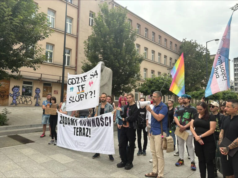 Read article: Łodzianie wyszli na ulicę. Protestowali przeciwko wetu prezydenta