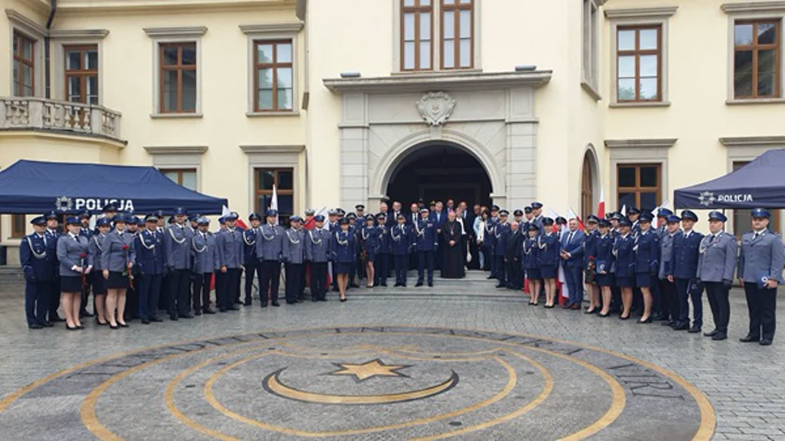 Read article: Tarnobrzeg. Święto Policji z awansami i rodzinnym piknikiem