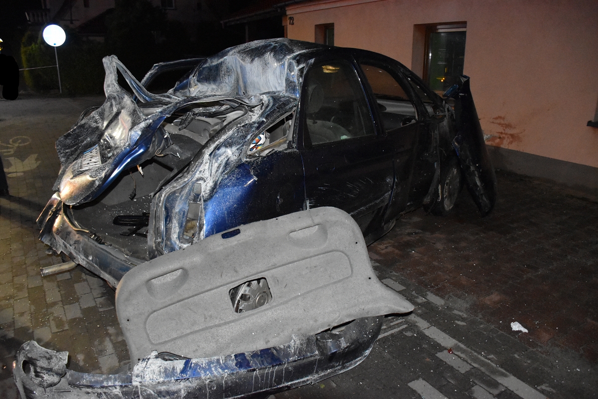 Region. Roztrzaskał auto na płocie i dwóch budynkach, a później... ukrył się pod kartonami. I tak go znaleźli