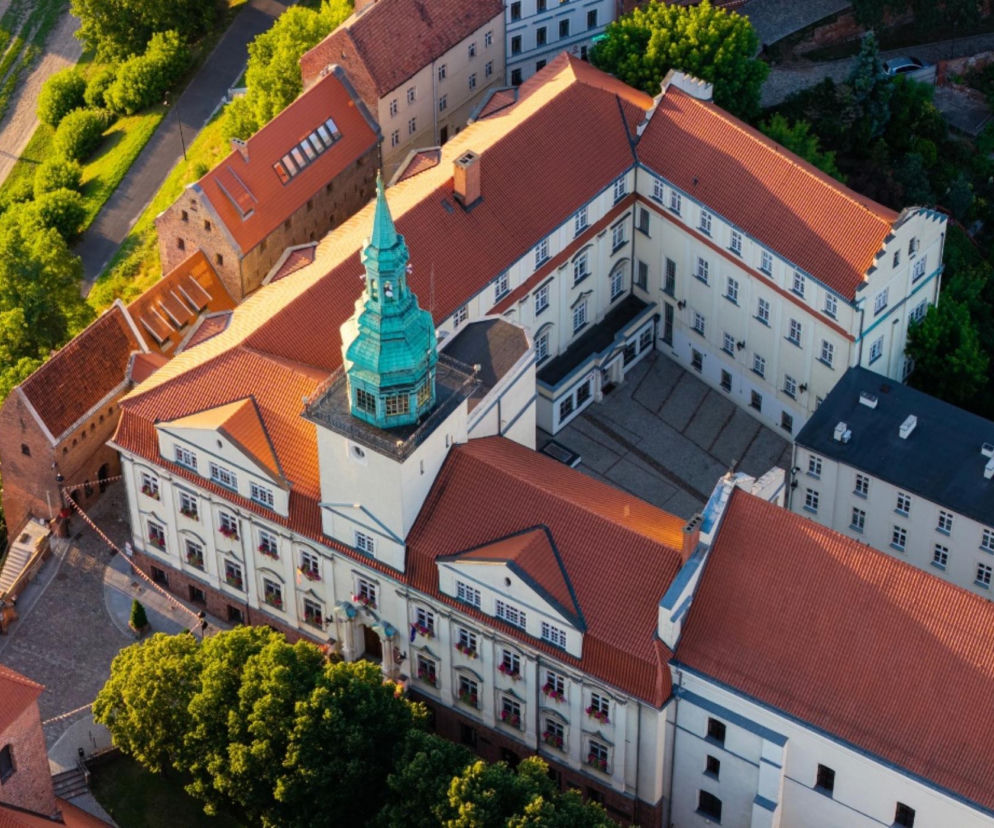Budynek Ratusza w Grudziądzu z lotu ptaka. O wynikach rekrutacji do szkół przeczytasz na Eska Grudziądz.