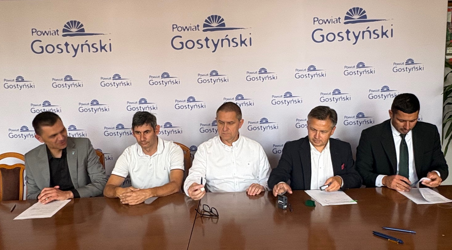 Zdjęcie z podpisania umów
