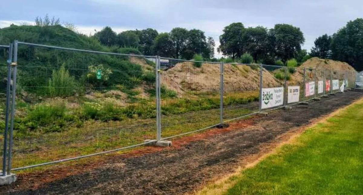 Remont stadionu w Otmuchowie z problemami