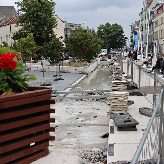 Remont w samym środku sezonu. Plac Wolności częściowo rozkopany, przedsiębiorcy i mieszkańcy nie kryją irytacji