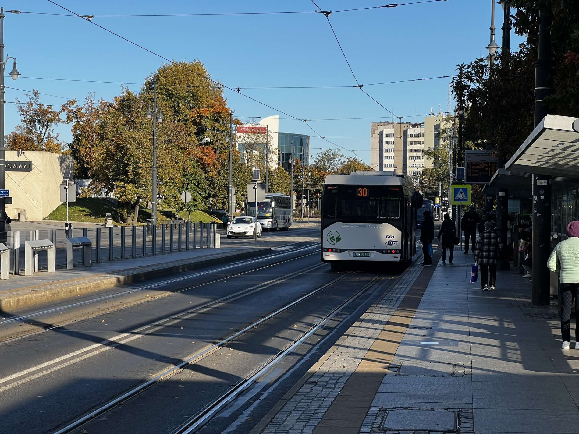 Remont wiat przystankowych na Al. Solidarności. Sprawdź, gdzie zatrzymają się autobusy i tramwaje